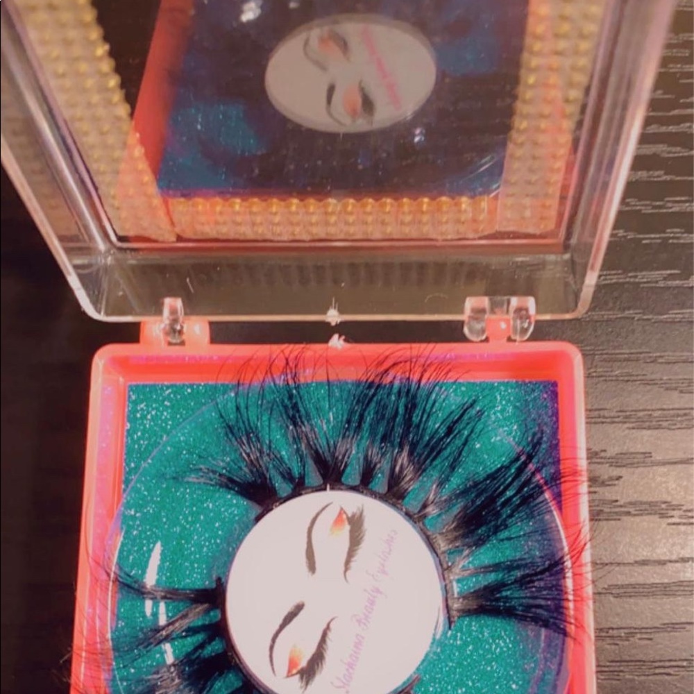 Lashes - Picture 3 of 3